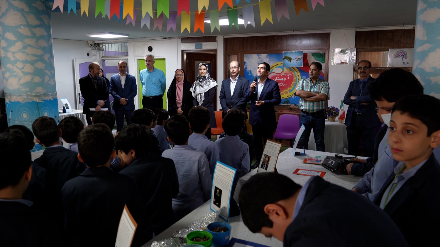 نمایشگاه دستاوردهای علمی  دبستان مهر دکتر شاکری