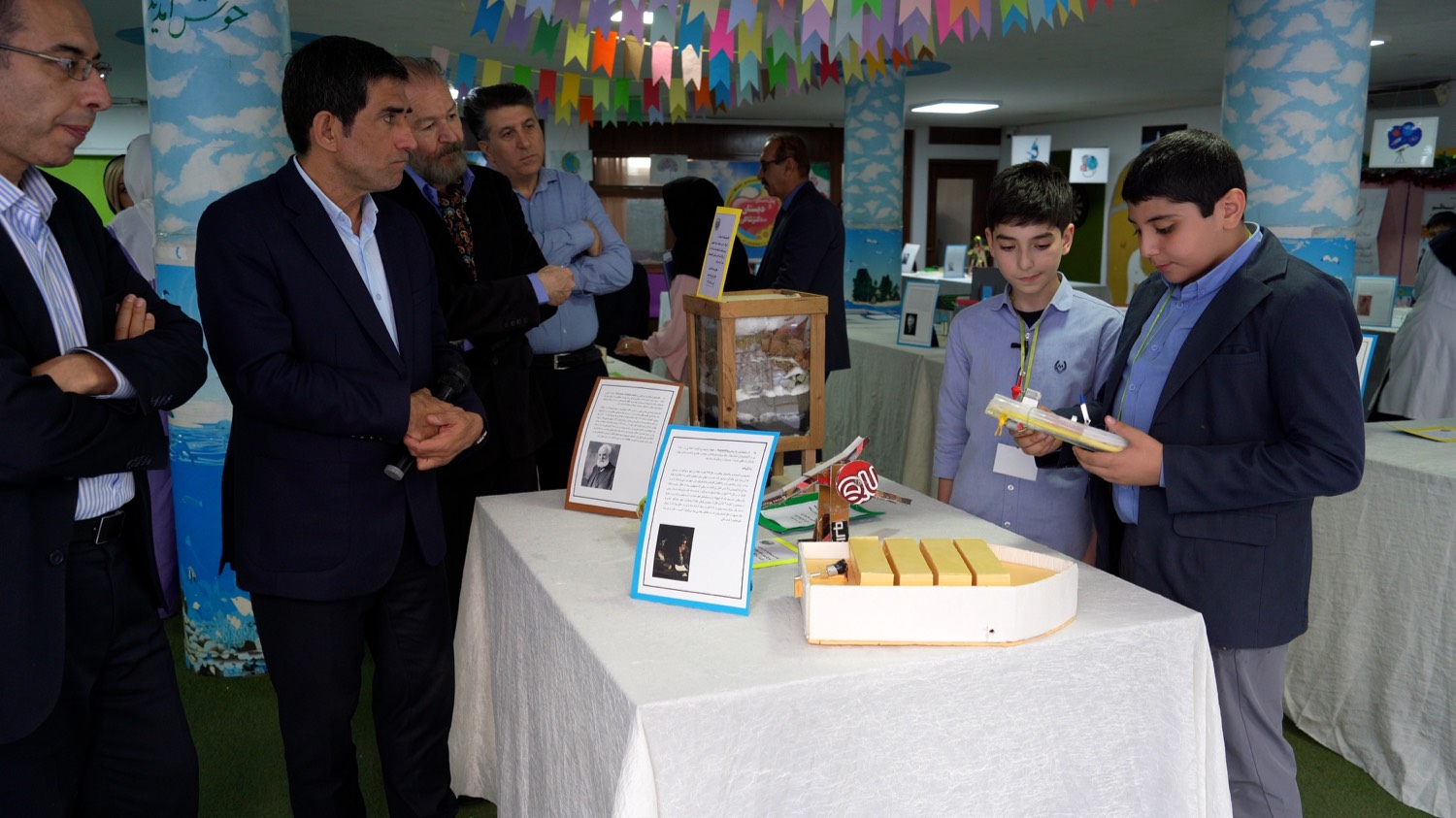 نمایشگاه دستاوردهای علمی دبستان مهر دکتر شاکری