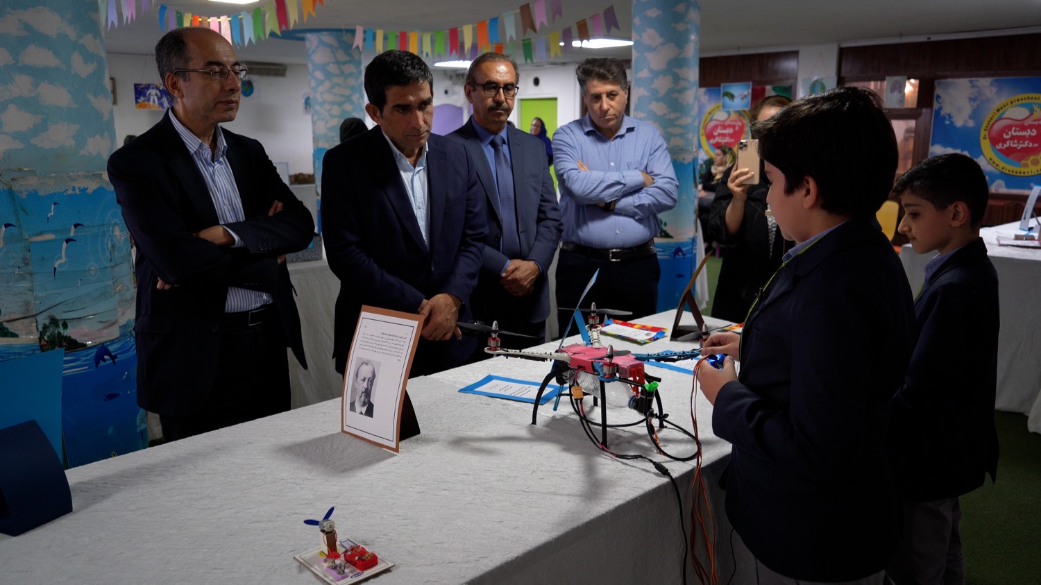 نمایشگاه دستاوردهای علمی  دبستان مهر دکتر شاکری